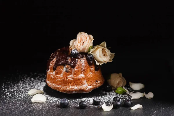 Dolce torta con fiori — Foto Stock