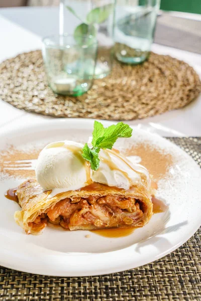 Fresh apple strudel — Stock Photo, Image