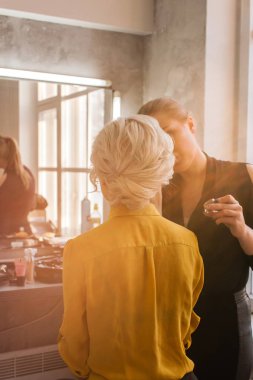 makyaj sanatçısı bir Mornin düğün öncesi gelin hazırlanıyor