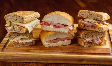 Lezzetli sandviçler masada.