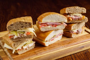 Lezzetli sandviçler masada.