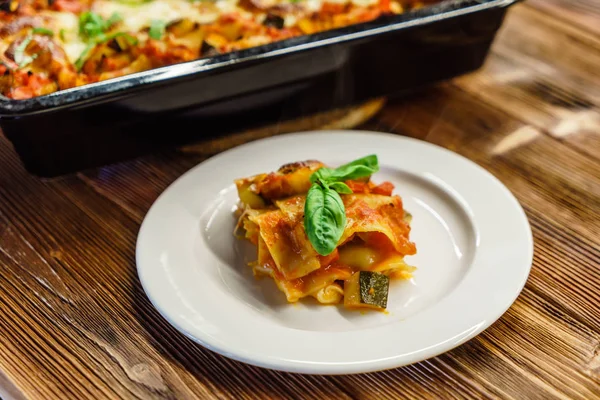 Italienische Lasagne auf dem Teller — Stockfoto