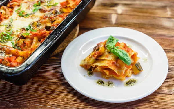 Lasaña italiana en plato — Foto de Stock