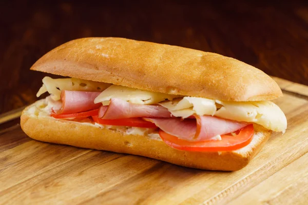 Gustoso panino sul tavolo — Foto Stock