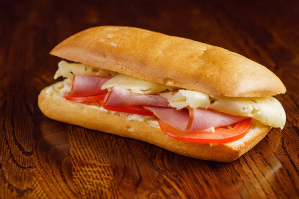 Gustoso panino sul tavolo — Foto Stock