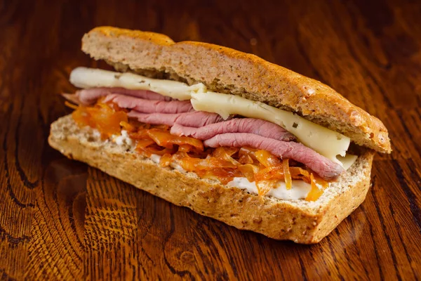Savoureux sandwich sur la table — Photo