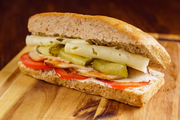 Lekkere sandwich op tafel — Stockfoto