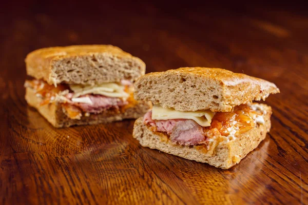 Lezzetli sandviçler masada.