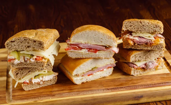 Sanduíches saborosos na mesa — Fotografia de Stock