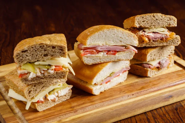 Lezzetli sandviçler masada.