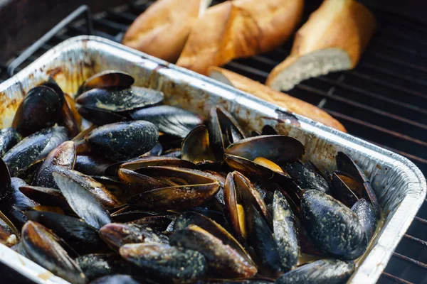 Delicious grilled mussels — Stock Photo, Image