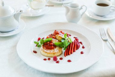 Süzme peynirli krep.