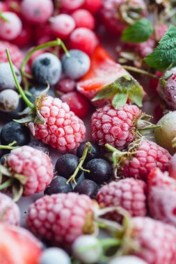 Kırmızı dondurulmuş meyveler