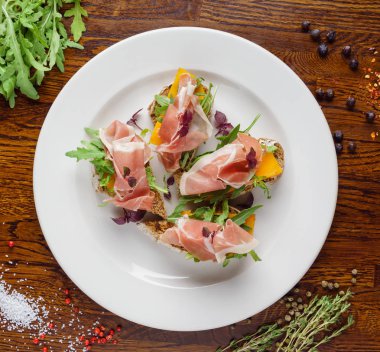 jamon plaka üzerinde sandviçle 