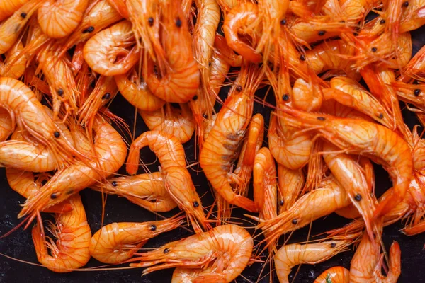Plate with shrimps on table — Stock Photo, Image