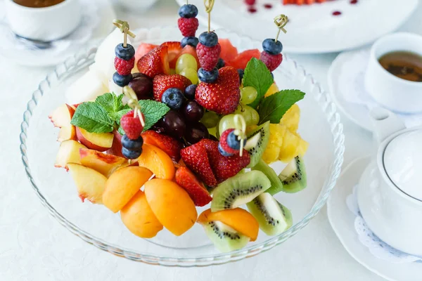 Čerstvé ovoce na stole — Stock fotografie