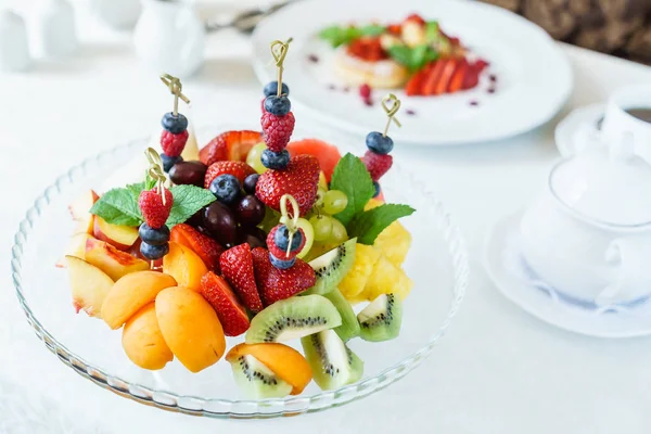 Vers fruit op tafel — Stockfoto