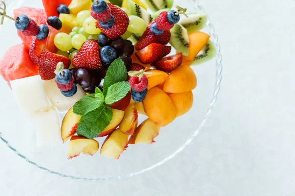 테이블에 신선한 과일 — 스톡 사진