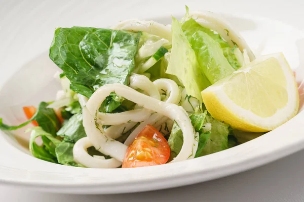 Fräsch sallad med bläckfisk — Stockfoto