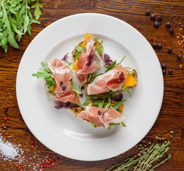 jamon plaka üzerinde sandviçle 