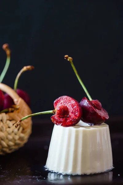 Postre dulce con cerezas — Foto de Stock