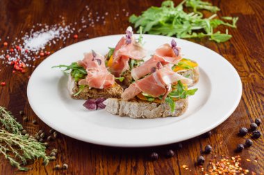 jamon ile lezzetli sandviçler