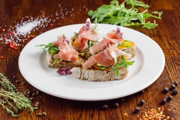 jamon ile lezzetli sandviçler