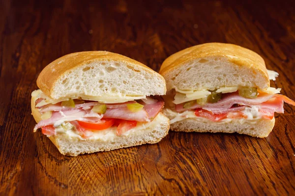 Lezzetli sandviçler masada.