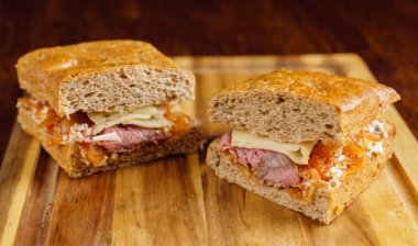 Lezzetli sandviçler masada.