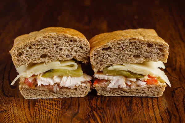 Lezzetli sandviçler masada.