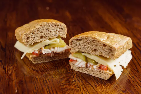 Lezzetli sandviçler masada.