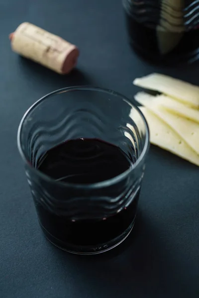 Vinho tinto e queijo — Fotografia de Stock