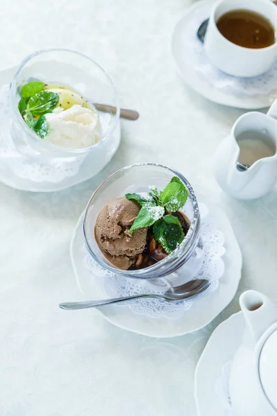 Ice cream with syrup — Stock Photo, Image