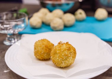 arancini beyaz plaka üzerinde 