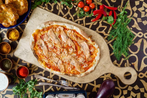 Gustosa pizza sul tavolo — Foto Stock
