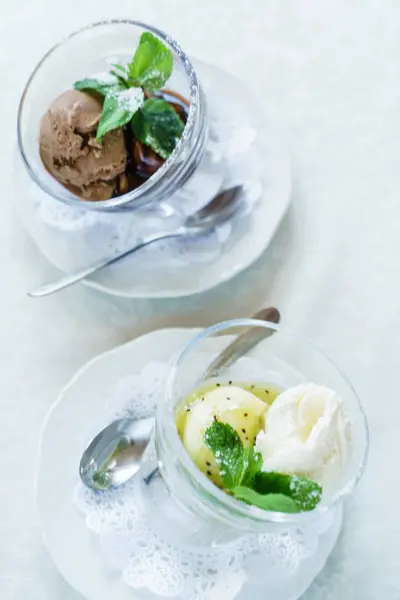 Ice cream with jam — Stock Photo, Image
