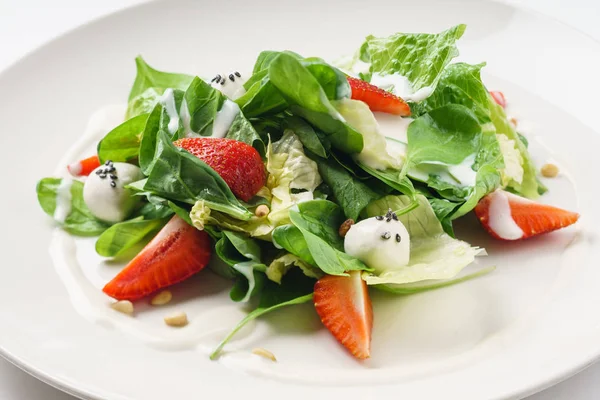 Salada fresca com morangos — Fotografia de Stock