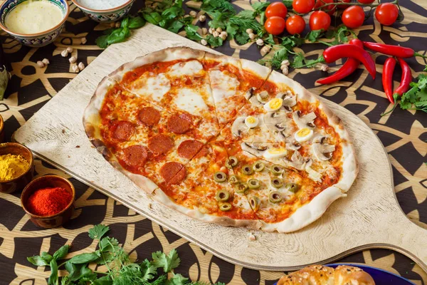 Gustosa pizza sul tavolo — Foto Stock