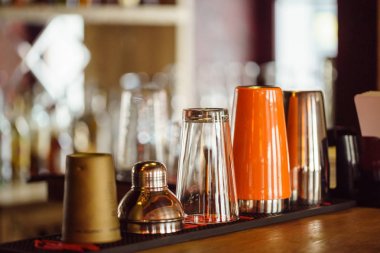 yukarı bar, kapat rafta kavanozlar