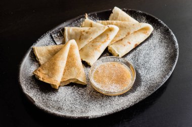 plaka üzerinde tatlı krep