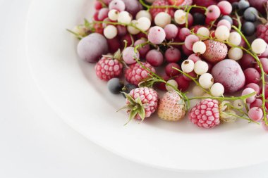 Dondurulmuş çilek plaka üzerinde