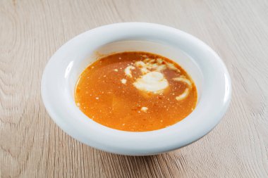 ahşap zemin üzerine çorba