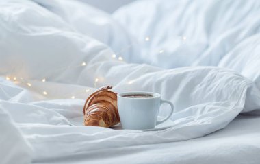 kruvasan ile kahve Kupası