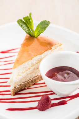 Çilek soslu cheesecake