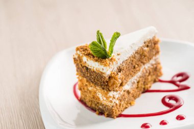 Tatlım pasta plaka üzerinde