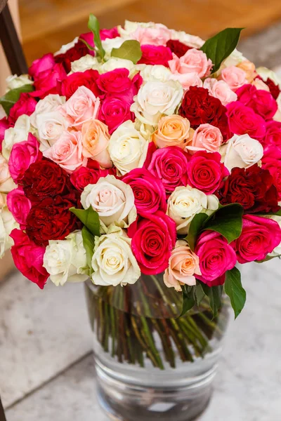 Nice roses in vase — Stock Photo, Image