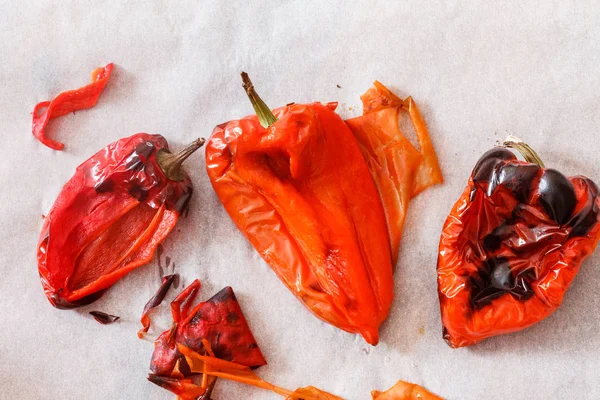 beyaz üzerine Közlenmiş biber