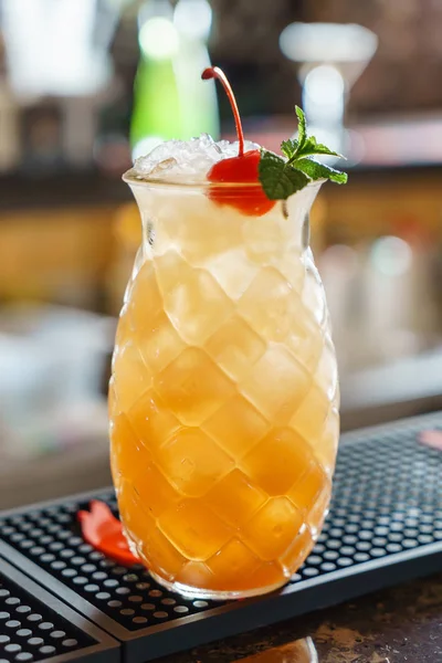 Köstlicher Cocktail in der Bar — Stockfoto