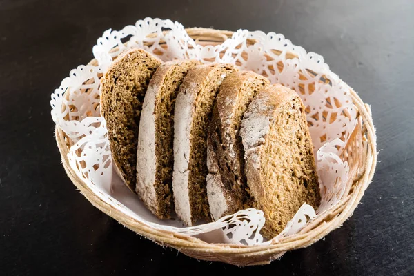 Vers brood in baksket — Stockfoto