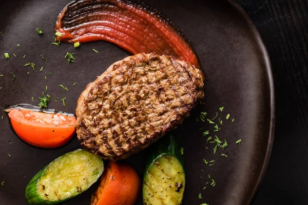 Izgara sebzeli biftek.